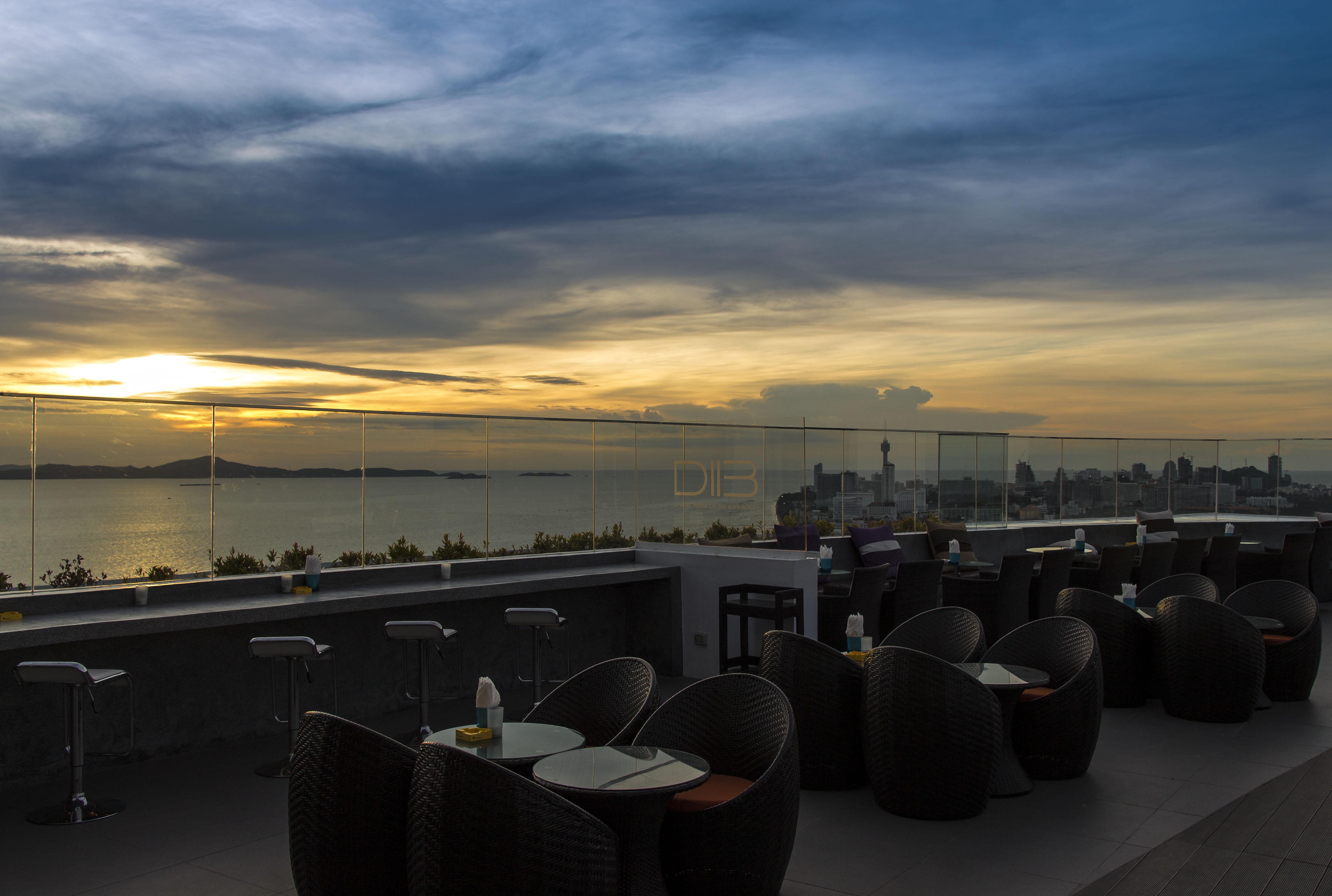 D Varee Jomtien Beach, Pattaya Eksteriør bilde Sunset at the rooftop bar