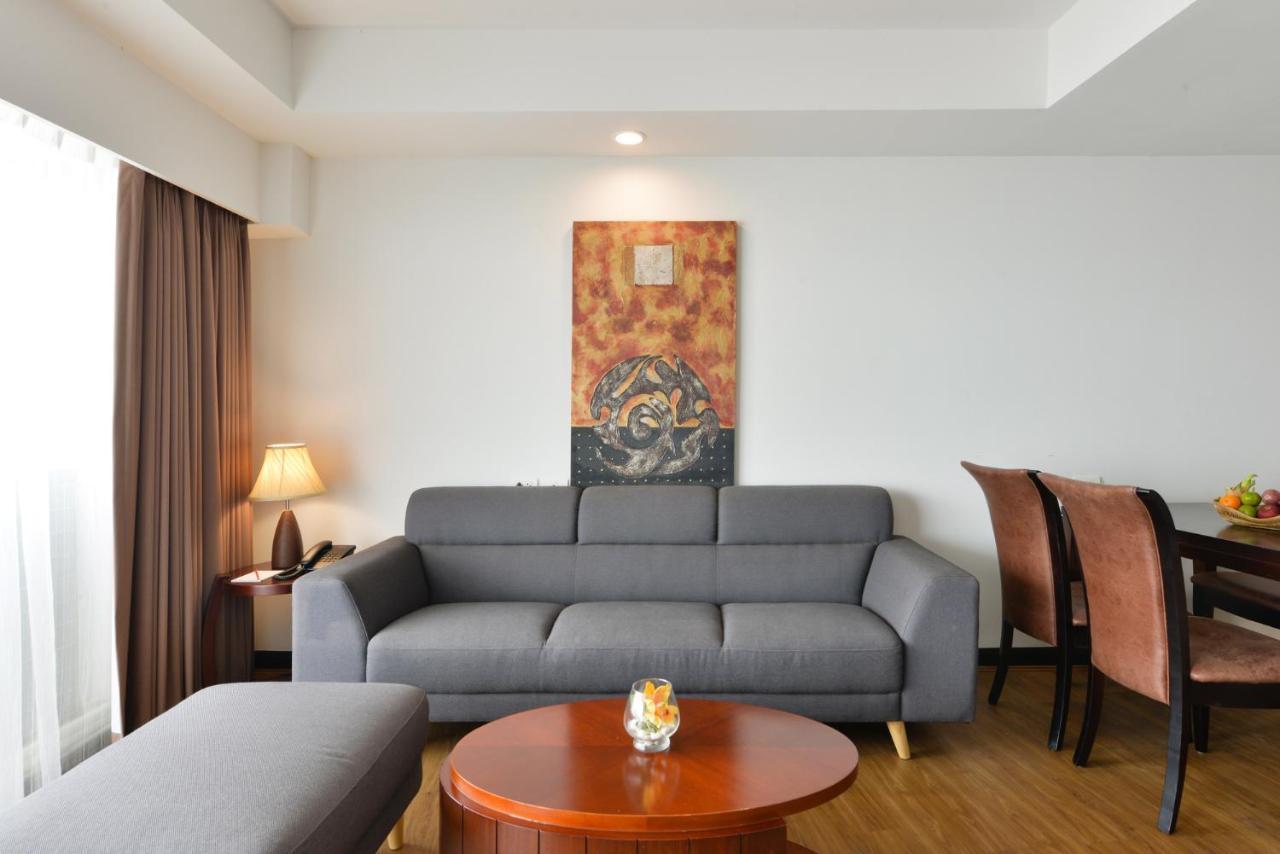 D Varee Jomtien Beach, Pattaya Eksteriør bilde A living room in a serviced apartment in Kuala Lumpur, Malaysia