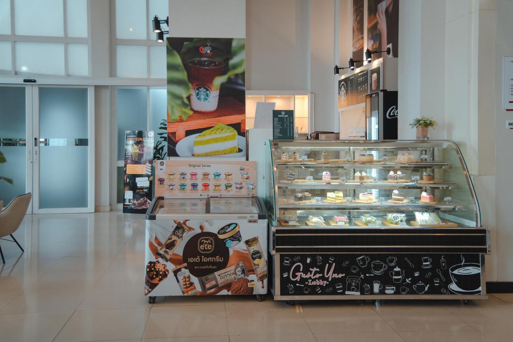 D Varee Jomtien Beach, Pattaya Eksteriør bilde A pastry shop in the airport
