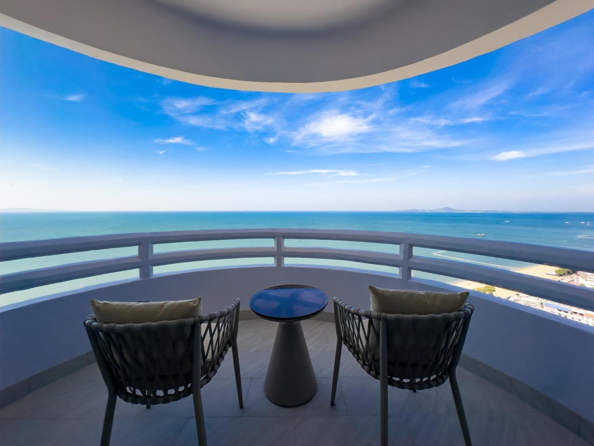 D Varee Jomtien Beach, Pattaya Eksteriør bilde Balcony of a suite at the Hilton Pattaya