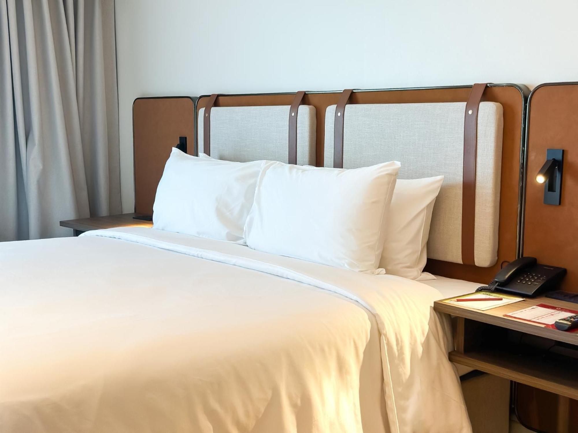 D Varee Jomtien Beach, Pattaya Eksteriør bilde A bed with a telephone