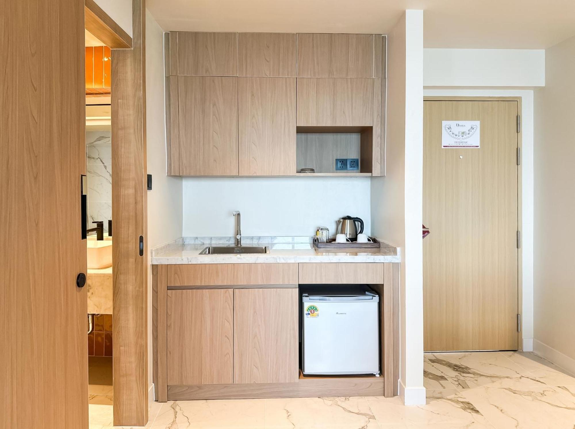 D Varee Jomtien Beach, Pattaya Eksteriør bilde A kitchenette in a hotel room
